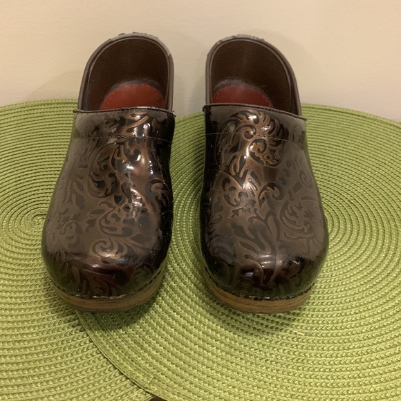Women’s Dansko Clogs-Leather-Shine- Pattern-Size 38- Good Condition w/some Flaws - Picture 2 of 15